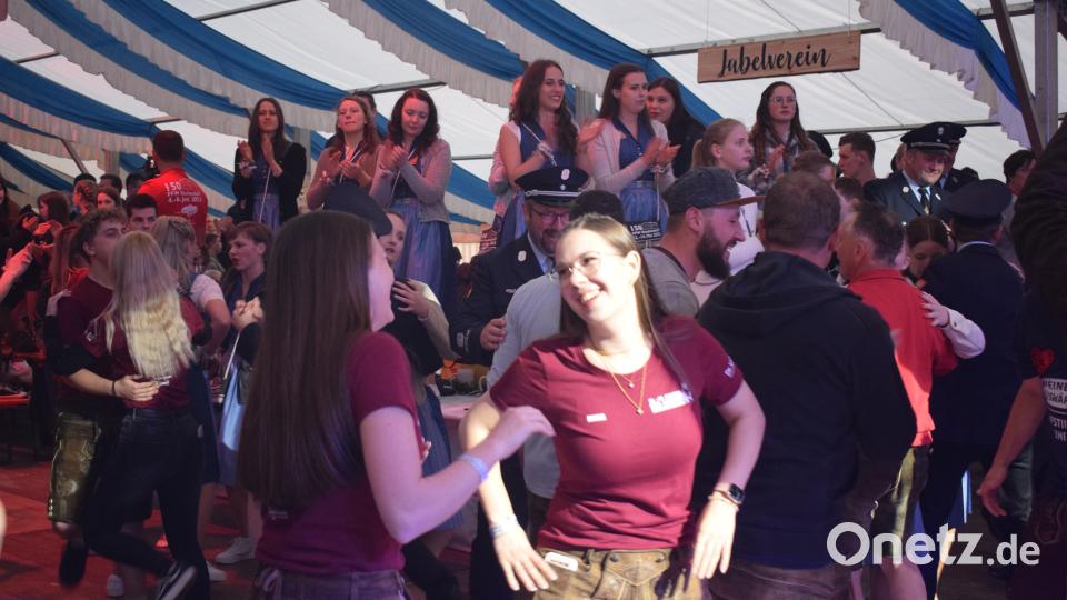 Ausgelassen feierten die Glaubendorfer Festdamen das Jubelfest ihrer Feuerwehr. Bild: bnr