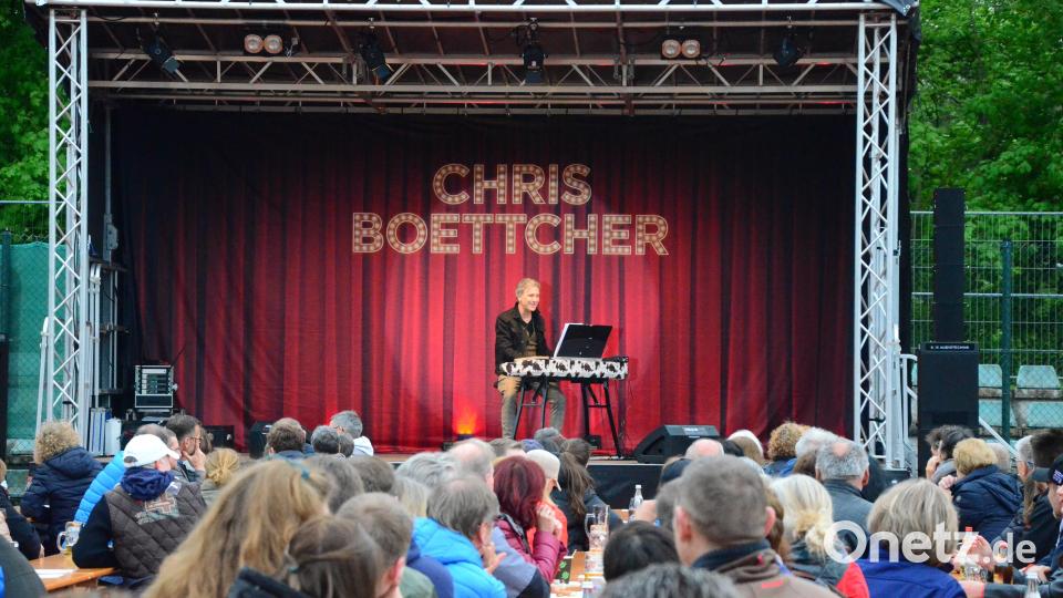 Stargast Chris Böttcher in Aktion. Der Entertainer unterhält sein Publikum während des Löwenfestes des Weidener Lions-Club. Bild: Kunz