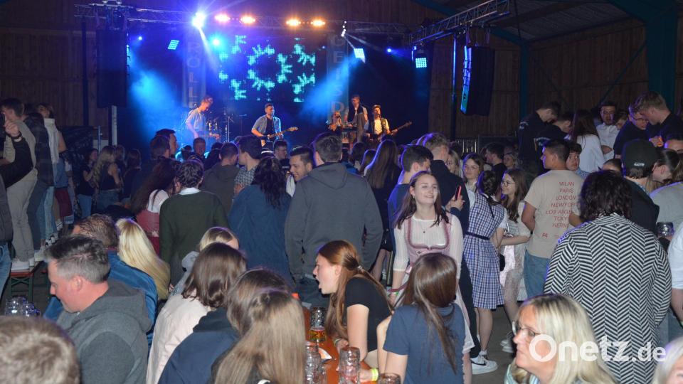 So sah es am Samstagabend kurz vor 22 Uhr in der Festhalle von Josef Eckert beim 21. Hallenfest der Feuerwehr Pleußen aus. Vollbesetzt und beste Stimmung waren Kennzeichen eines erneut gelungenen Hallenfestes. Die Stiftländer Festsaison ist damit eröffnet. Bild: jr