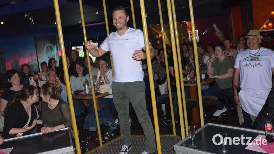 &quot;Ich mähe alles!&quot; Ein Prachtbursche in seinem Käfig und ein echtes Schnäppchen. Bürgermeister Ernst Lenk geht für 70 Euro weg. Bild: Kunz