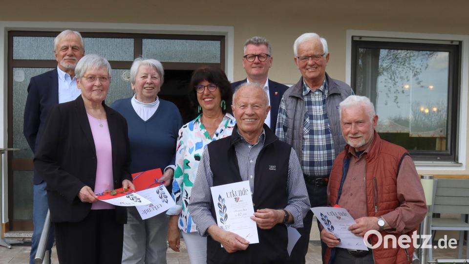 Mitgliederehrungen mit (von links) Georg Peters (Erster Vorsitzender), Heidi Hering (50 Jahre), Berta Deutscher (50 Jahre) Gisela Promm (Zweite Vorsitzende, Heinrich Beer (40 Jahre), Bürgermeister Michael Göth, Werner Seidl (50 Jahre) und Rainer Jäger (60 Jahre). Bild: mfh