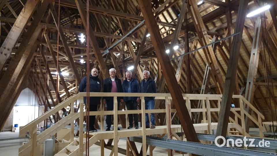 Bei der Dachstuhlbesichtigung des Liebfrauendoms in München: Pfarrgemeinderatssprecher der Münchner Dompfarrei Peter Veh, Amberger Zimmermeister Karl Müller, Orgelbauvereinsvorsitzender von St. Martin Amberg Franz Meier und Walter Sperlich aus Amberg (von links). Bild: ads
