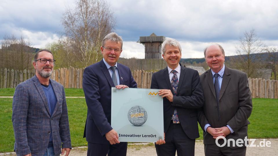 Von links: Prof. Dr. Dieter Meiller (OTH Amberg-Weiden), Alfred Wolf (Vorsitzender Via Carolina – Goldene Straße), Prof. Dr. Clemens Bulitta (Präsident OTH Amberg- Weiden) und Prof. Dr. Wolfgang Weber (Vizepräsident OTH Amberg-Weiden). Bild: Misch/OTH Amberg-Weiden