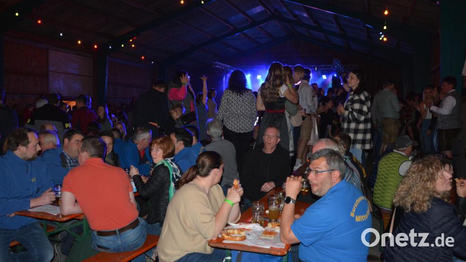 So sah es am Samstagabend kurz vor 22 Uhr in der Festhalle von Josef Eckert beim 21. Hallenfest der Feuerwehr Pleußen aus. Vollbesetzt und beste Stimmung waren Kennzeichen eines erneut gelungenen Hallenfestes. Die Stiftländer Festsaison ist damit eröffnet. Bild: jr