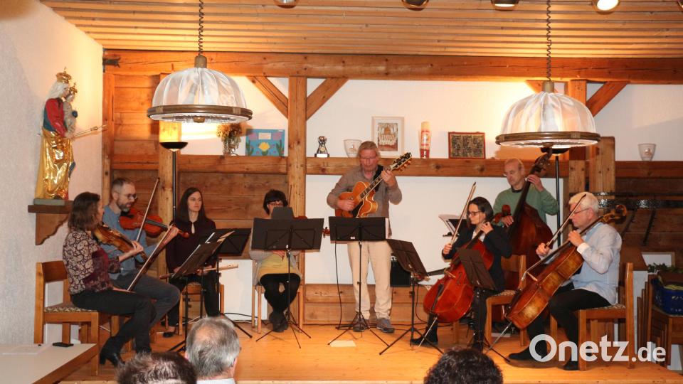 Die &quot;Weidener Klangvagabunden&quot; gaben ihr Debüt mit Musik aus aller Welt und ernteten viel Applaus. Bild: rpp