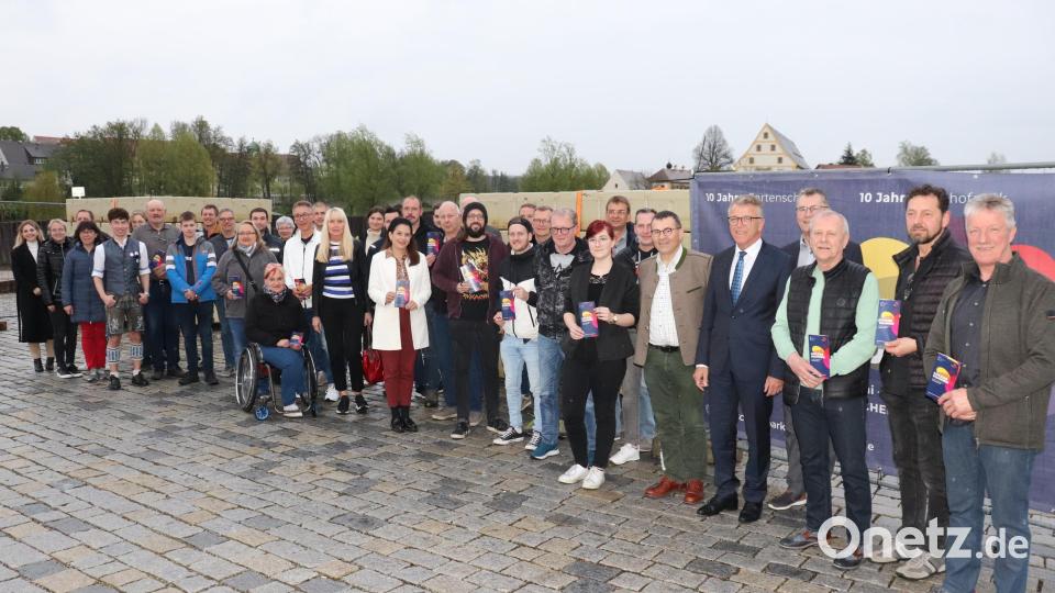 Rund 40 Mitwirkende und Unterstützer helfen beim Kultur-Sommer 2023 mit. Die Vorbereitungen gehen auf die Zielgerade. Mit im Bild: Bürgermeister Franz Stahl (Fünfter von rechts), Förderverein-Vorsitzender Vinzenz Rahn (rechts), sein Stellvertreter Franz Häring (Vierter von rechts). Bild: Stadt Tirschenreuth/exb
