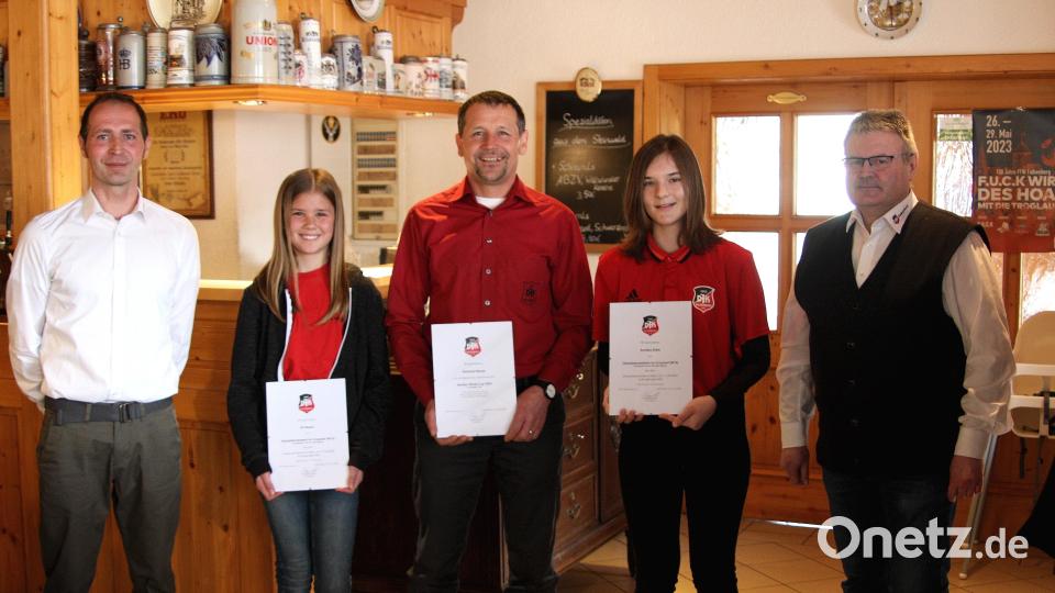 DJK-Ehrenamtsbeauftragter Wolfgang Meister (rechts) und Vorsitzender Wolfgang Knoll (links) übernahmen die Ehrungen. Urkunden erhielten (von links) Evi Bauer, Gerhard Bauer und Annika Dietz. Bild: wro