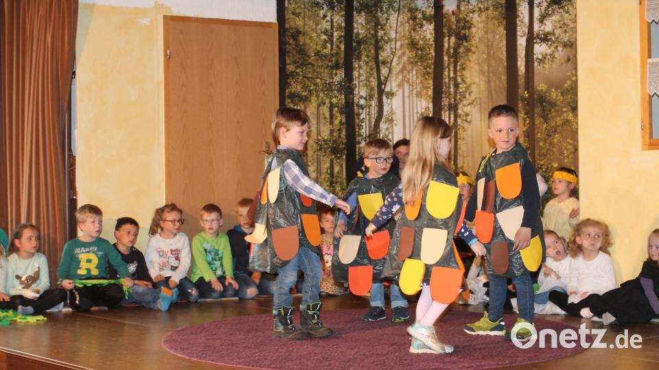 Mit dem &quot;größten Geschenk&quot; beschreiben die Mädchen und Jungen die Schöpfungsgeschichte. Bild: pi