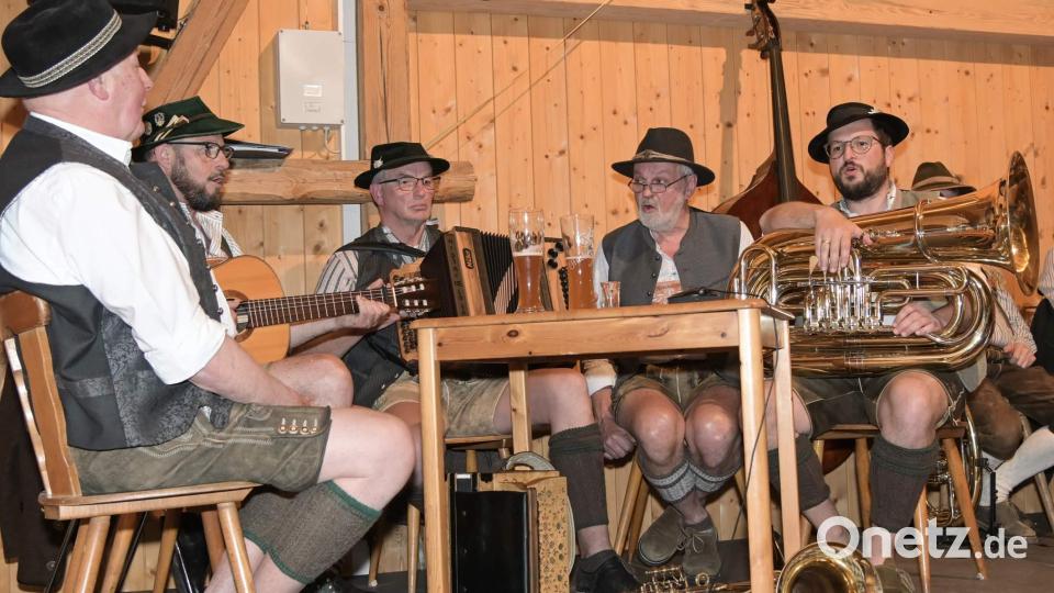 Eine gelungene Mischung aus Instrumental- und Gesangsstücken präsentierte die „Hirschauer Wirtshausmusi“ mit Hans Drexler (von links), Uwe Herrmann, Franz Dolles, Franz Birner und Alexander Götz. Bild: u