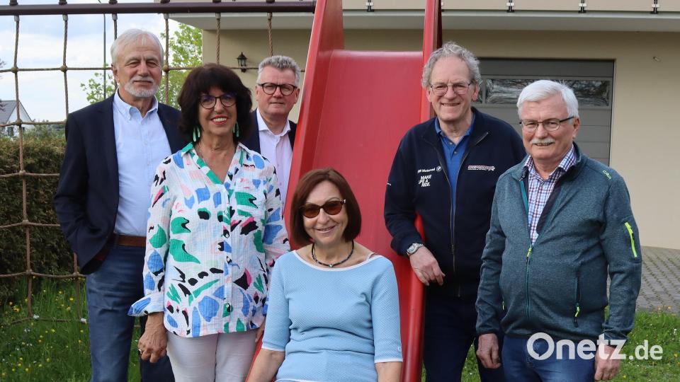 Der neue Vorstand des TV Sulzbach-Rosenberg rutscht mit Zuversicht in die Zukunft: Von links Georg Peters (Erster Vorsitzender), Gisela Promm (Zweite Vorsitzende), Bürgermeister Michael Göth, Gabi Trösch (Schriftführerin), Hermann Pirner (Kassier) und Horst Müller (Kassenprüfer). Bild: mfh