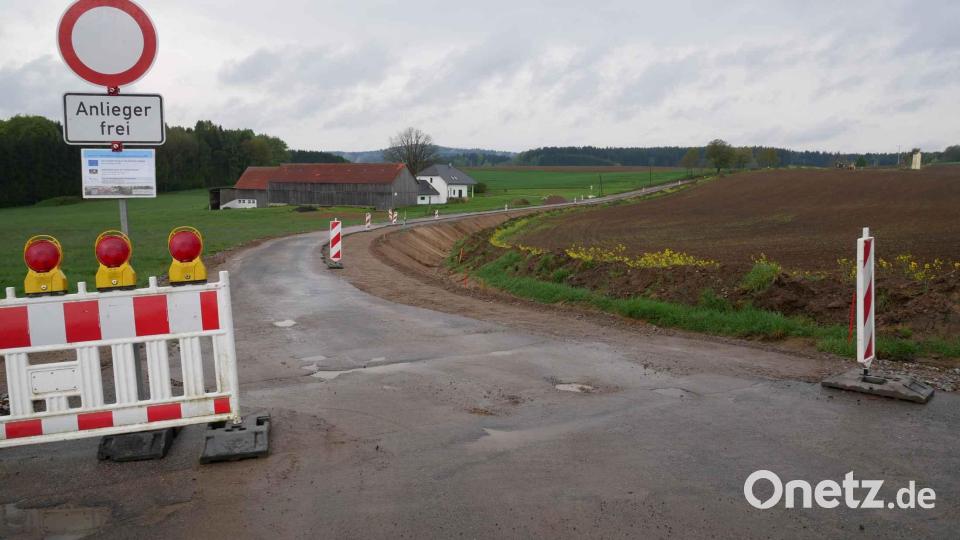 Die Paßenriether Straße in Eslarn wird breiter, bekommt Ausweichstellen und einen stärkeren Oberbau. Ab Juni soll die Sperrung vorbei sein. Bild: gz
