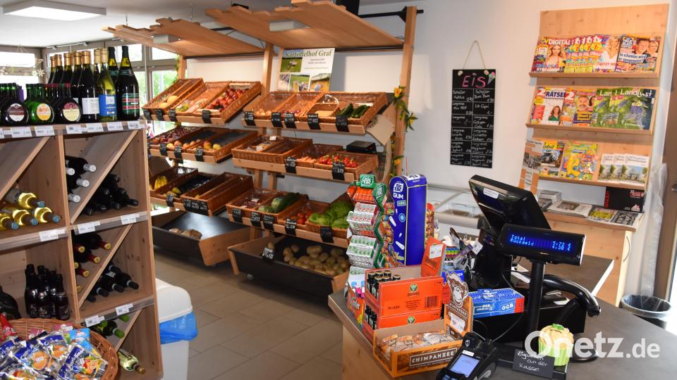 Verstaubter &quot;Tante-Emma&quot;-Laden? Keineswegs: Mit kostenlosem W-Lan, Bezahlung mit EC-Karte und der Möglichkeit zum Geld-Abheben ist das Geschäft mit moderner Technik ausgestattet. Bild: Tobias Gräf