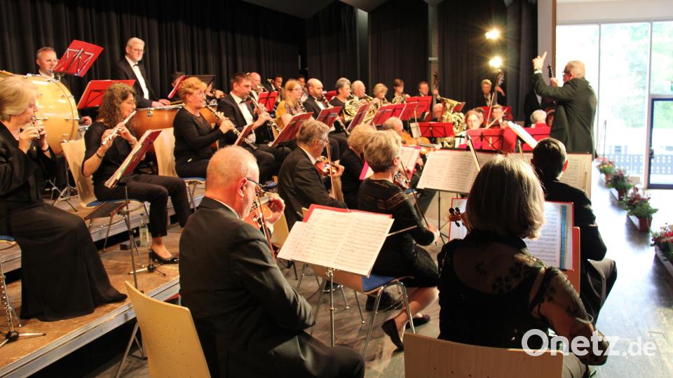 Ein abwechslungsreiches Muttertagskonzert mit einem Reigen bekannter Melodien servierte das Neustädter Salonorchester unter der musikalischen Leitung von Nicolaus Dick den Besuchern in der Stadthalle. Bild: prh