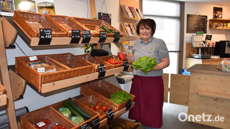 Angelika Scharnagel ist eine von sieben Verkäuferinnen im Dorfladen. Hier präsentiert die Schwarzenbacherin frisches Obst und Gemüse aus regionalem Anbau. Bild: Tobias Gräf