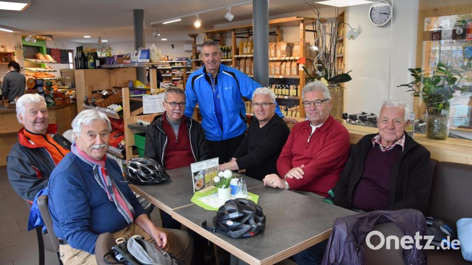Während links die Herren-Radler-Gruppe aus Irchenrieth noch auf die verdiente Brotzeit wartet... Bild: Tobias Gräf