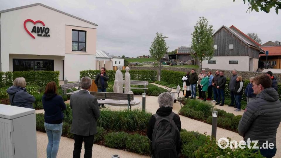 Steinbildhauer Andreas Prucker beschreibt den Anwesenden sein Kunstprojekt aus Flossenbürger Granit.. Bild: gz
