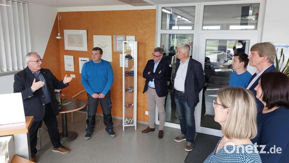 Beim Besuch der SPD-Kreistagsfraktion Amberg-Sulzbach in der Lackierei Hufnagel in Lockenricht betonte Winfried Franz (links): „Man muss nicht immer große Firmen besuchen. Interessantes findet man oft in den kleinen Betrieben.“ Bild: mfh