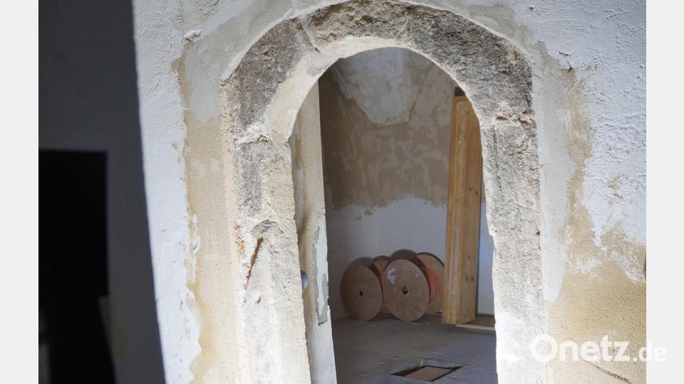 Alte Baustoffe wurden wieder verbaut und geben Zeugnis der Geschichte aus mehreren Jahrhunderten. Bild: wel