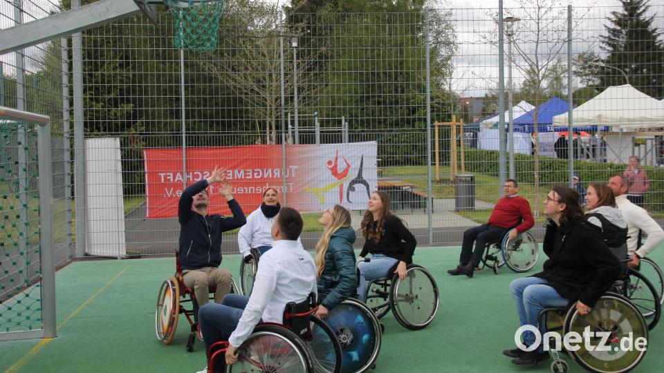 Das Tirschenreuther Jugendgremium feierte mit einem Jugendtag seinen 10. Geburtstag. Höhepunkt: Jugendrat und Stadtrat duellierten sich im Rollstuhl-Basketball. Bild: kro
