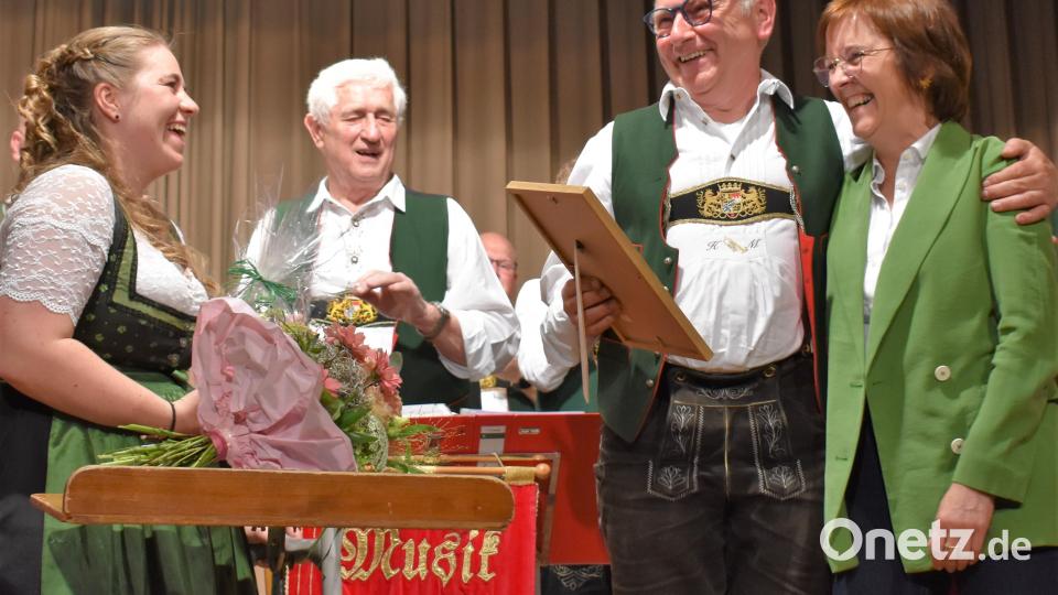Hans Meiler (Zweiter von rechts) wurde zum Ehrenmitglied ernannt. Bild: rgr