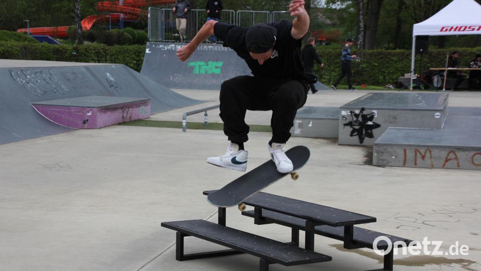 Beim Skateboard-Contest gab es spektakuläre Sprünge auf der Skaterbahn zu bestaunen. Bild: kro