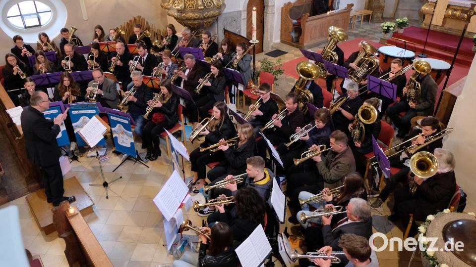 Mit seinen eindrucksvollen Musikbeiträgen, Chorälen und Kirchenliedern, glänzen die Posaunenchöre aus Floß und Forchheim in Sachsen im Festgottesdienst. Bild: le