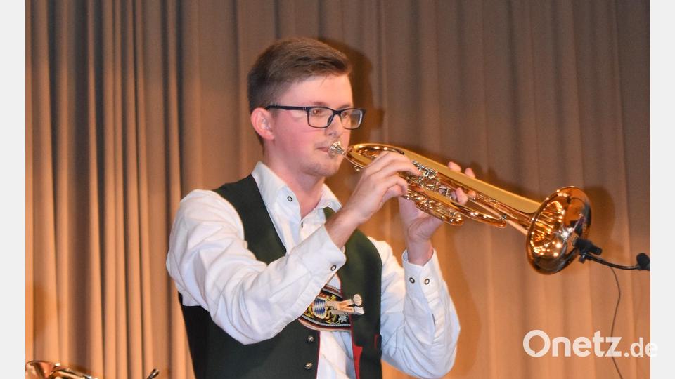 Dirigent Jonas Schreml hat auch selbst zum Instrument gegriffen. Bild: rgr