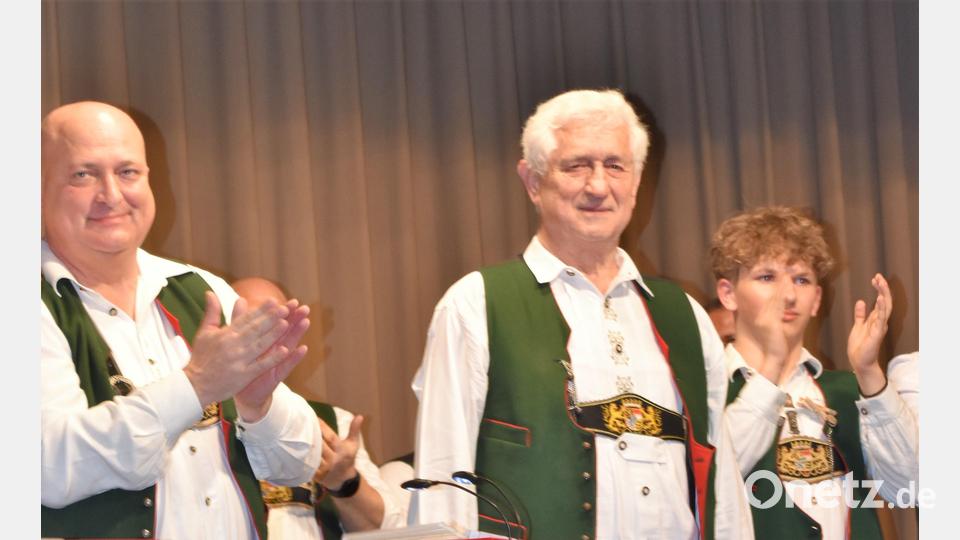Ehrendirigent Werner Wolfbauer (Mitte) stand 62 Jahre auf der Bühne. Bild: rgr
