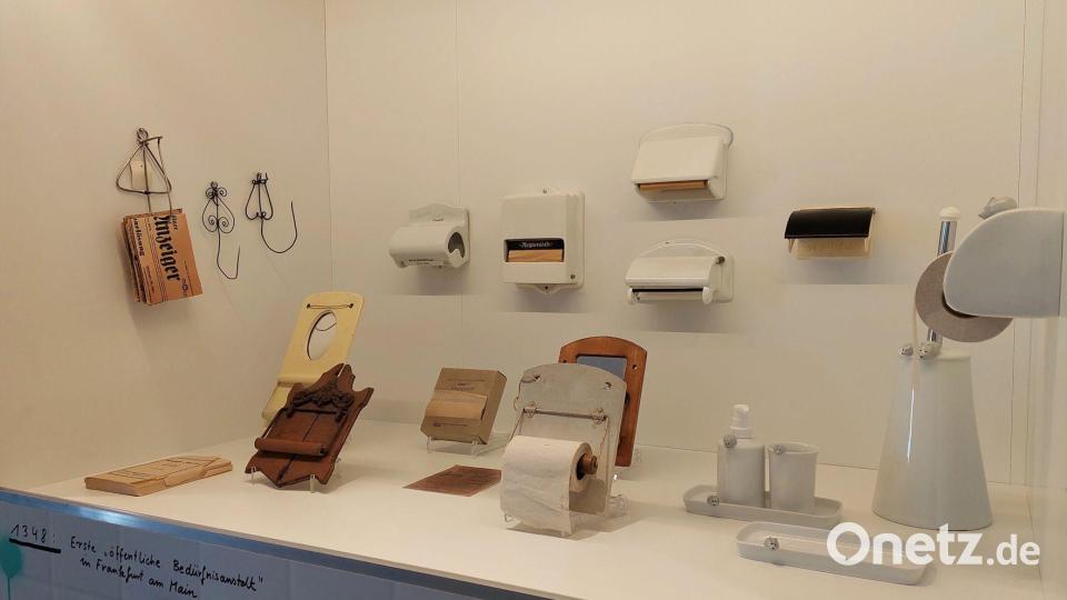Die unterschiedlichsten Formen von Toilettenpapierhaltern ergänzen das Klo-Thema. Bild: Kerstin Starke/fph
