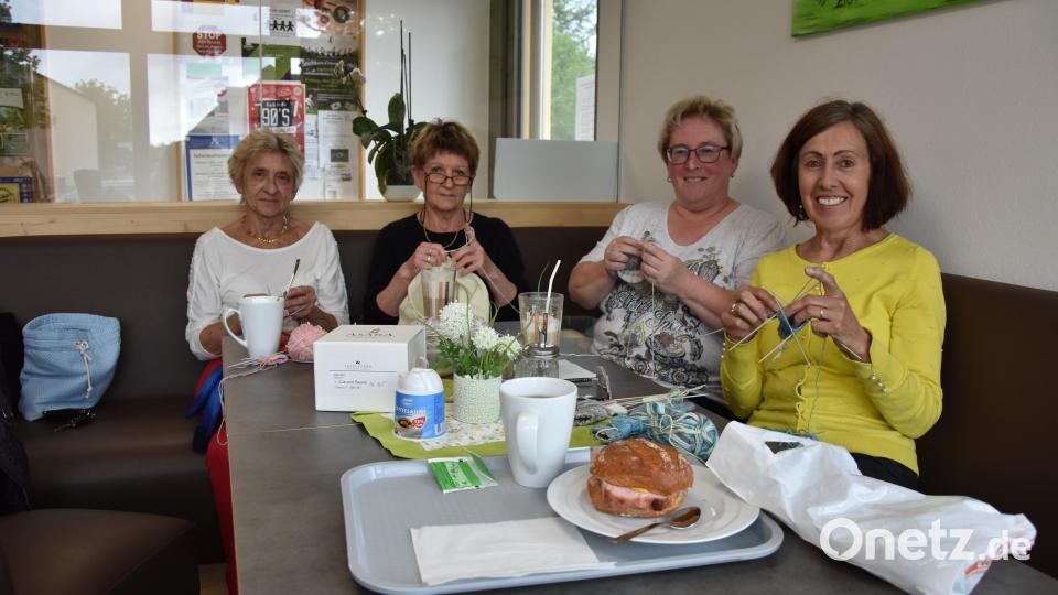 ...stehen Leberkäse, Tee und Latte macchiato bei den Damen schon am Tisch. Rita Melzner, Roswitha Landgraf, Ingrid Albrecht und die intern als &quot;Strickroboter&quot; bekannte Margot Gmyrek (von rechts) treffen sich jeden Mittwoch zum Stricken im Dorfladen. Die heitere Runde besteht meistens aus bis zu zehn Frauen, die Strickwaren werden zu wohltätigen Zwecken verkauft. Bild: Tobias Gräf
