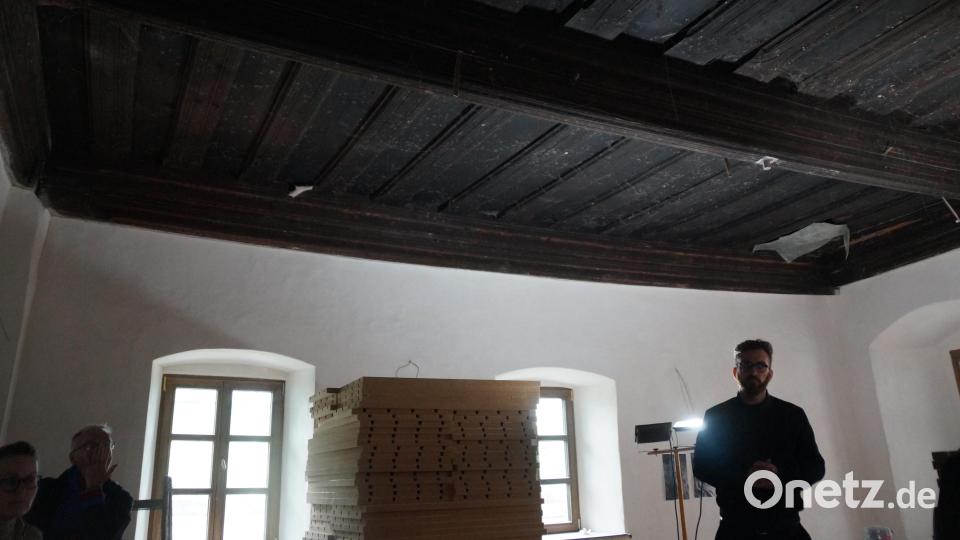 Aus dem 16. Jahrhundert stammt diese Bohlenbalkendecke. Bild: wel