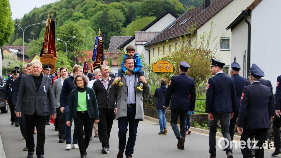 Den Festzug in Kirchenreinbach führten der Gemeinderat Etzelwang und die beiden Geistlichen an. Bild: ds