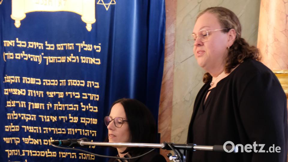 Johanna Gerber und Bettina Mildner (von links) glänzen mit ihren Gesangvorträgen. Bild: le