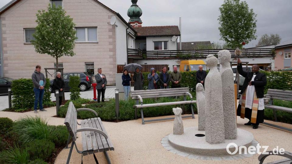 Kaplan Basil segnet im Beisein vieler Ehrengäste die Skulptur aus Stein. Bild: gz