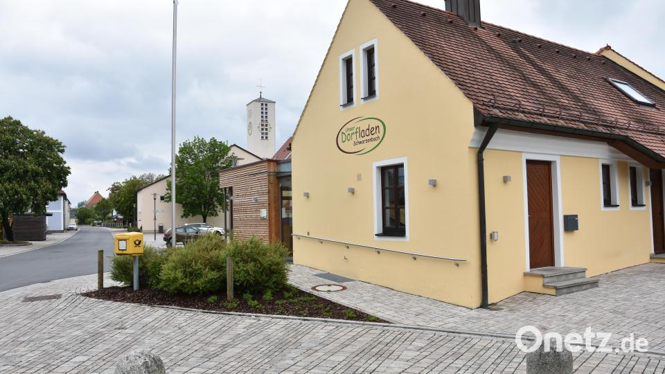 Zentrale Lage in der ehemaligen Raiffeisenbank-Filiale: Der Dorfladen belebt das Gemeindezentrum spürbar. Bild: Tobias Gräf
