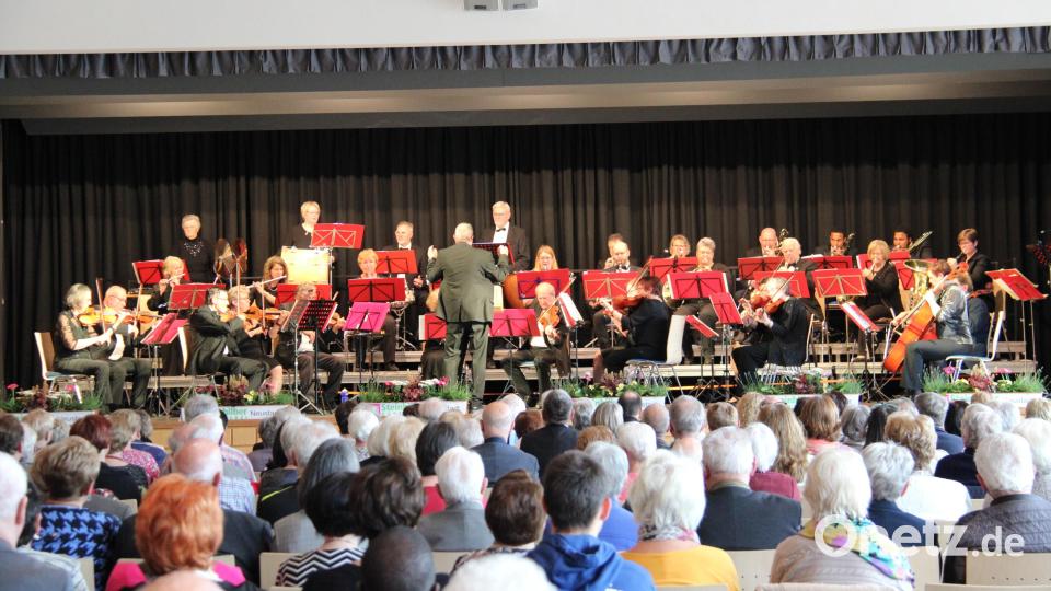 Ein abwechslungsreiches Muttertagskonzert mit einem Reigen bekannter Melodien servierte das Neustädter Salonorchester unter der musikalischen Leitung von Nicolaus Dick den Besuchern in der Stadthalle. Bild: prh