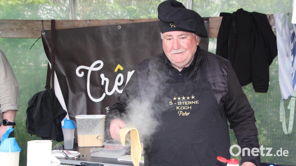 Peter Gold – „Fünf-Sterne-Koch“, wie auf seiner Schürze stand – backte gemeinsam mit seinem Sohn Gerald frische Crêpes, die sehr gut angenommen wurden. Bild: kro