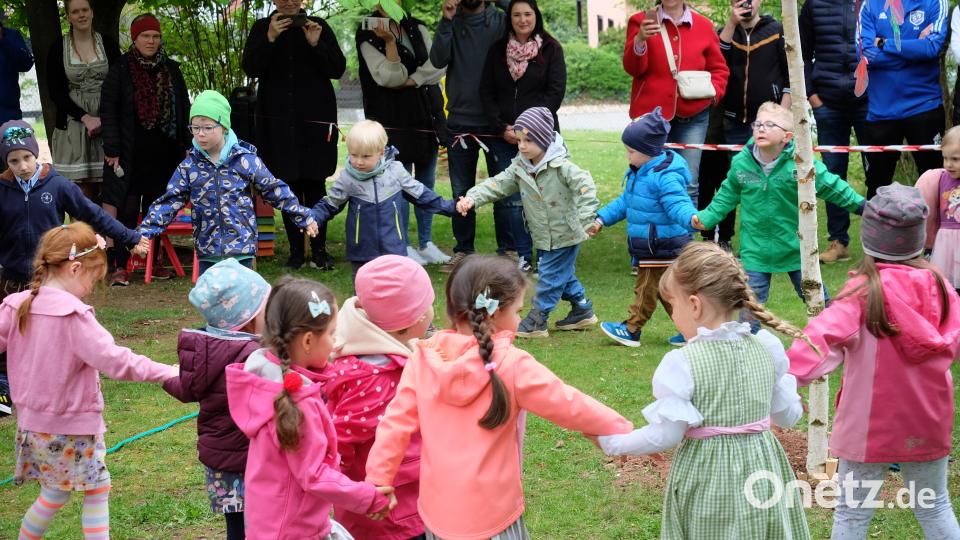 Mädchen und Buben zeigen ihre Tanzeinlagen. Bild: wlr