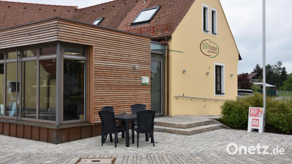 Der Holzanbau links beherbergt das Selbstbedienungs-Café. In den Sommermonaten gibt es Kaffee und Kuchen auch vor dem Laden unter freiem Himmel. Bild: Tobias Gräf