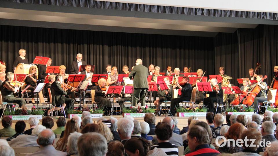 Ein abwechslungsreiches Muttertagskonzert mit einem Reigen bekannter Melodien servierte das Neustädter Salonorchester unter der musikalischen Leitung von Nicolaus Dick den Besuchern in der Stadthalle. Bild: prh