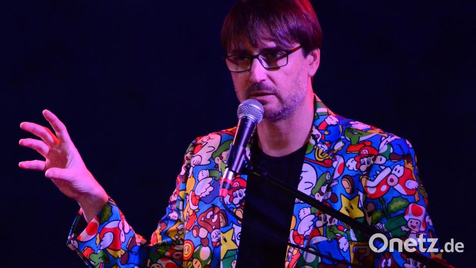 Andy Sauerwein mischte den &quot;Kulturbahnhof&quot; mit seinen Anekdoten aus dem Alltag auf. Bild: Kunz