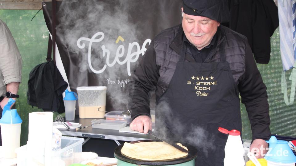 Peter Gold – „Fünf-Sterne-Koch“, wie auf seiner Schürze stand – backte gemeinsam mit seinem Sohn Gerald frische Crêpes, die sehr gut angenommen wurden. Bild: kro