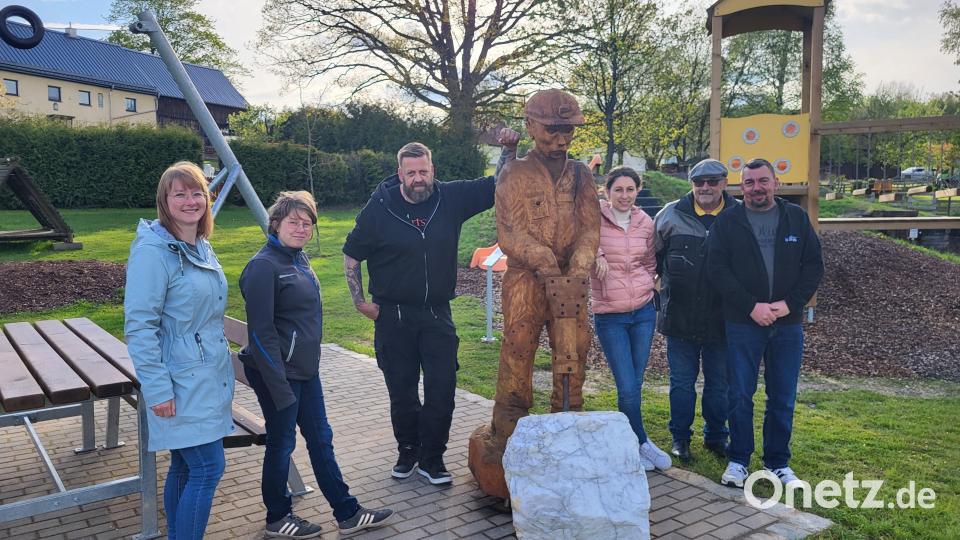 Marina Schmalnauer, Corinna Neuber, Markus Eigenberger, Vera Stahl, Hermann Gilch und Martin Wittmann (von links) mit dem lebensgroßen Bergmann aus Holz. Bild: Marina Schmalnauer