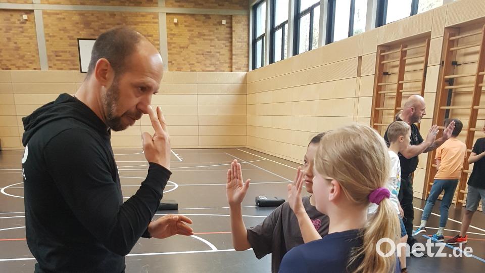 Das Kravmaga-Team aus Wiesau besuchte jetzt die Grundschule Bad Neualbenreuth und hielt dort eine Schnupperstunde &quot;Selbstverteidigung&quot;. Bild: Grundschule Bad Neualbenreuth/exb