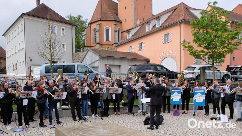 Einen gewaltigen Eindruck hinterließen die Posaunenchöre aus Floß und Forchheim in Sachsen mit ihren 52 Bläserinnen und Bläsern auch beim Standkonzert in der Marktplatzanlage. Bild: le