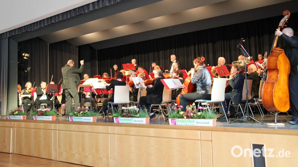 Ein abwechslungsreiches Muttertagskonzert mit einem Reigen bekannter Melodien servierte das Neustädter Salonorchester unter der musikalischen Leitung von Nicolaus Dick den Besuchern in der Stadthalle. Bild: prh
