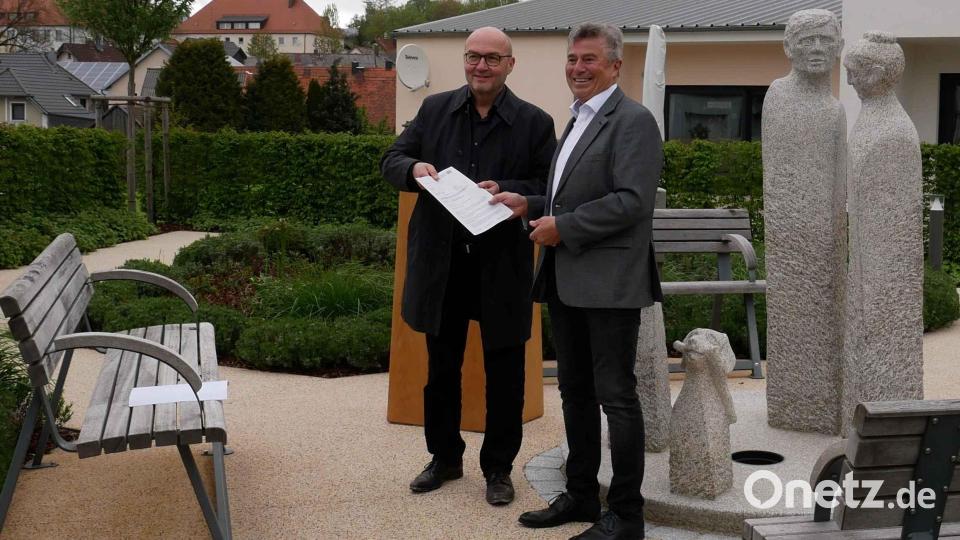 Der Regierungsvertreter Dr. Schmid überrascht den Eslarner Bürgermeister Gäbl mit dem formalen Zustimmungbescheid für den Ausbau der Brennerstraße. Bild: gz