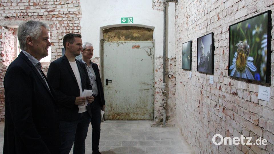 Absolut sehenswert ist die Jubiläumsausstellung des Fotoklubs Flossenbürg zum 50-jährigen Bestehen.Auch Bürgermeister Thomas Meiler (links) ist beim Rundgang begeistert. Bild: prh