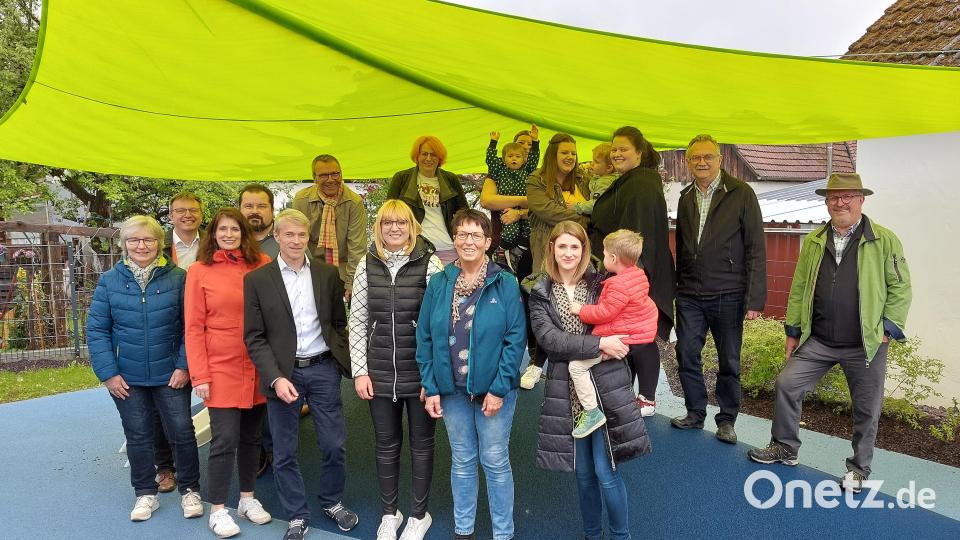 Das konnten alle Beteiligten bei der Übergabe in der Kita in Neukirchen selbst feststellen: Das Sonnensegel schützt auch vor Regen. Bild: mfh