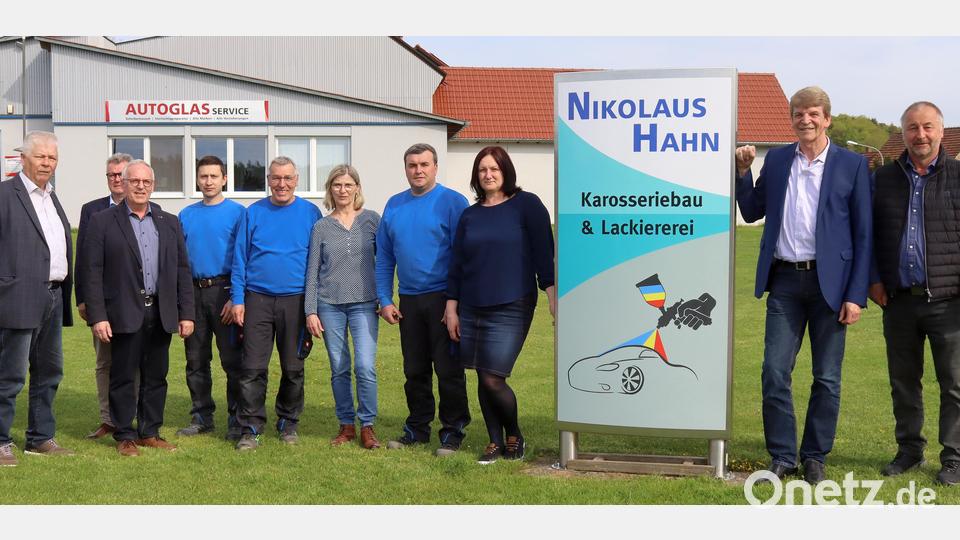 Familienbild mit der SPD-Kreistagsfraktion (von links) Kreistagsabgeordnete Reinhold Strobl, Michael Göth und Winfried Franz, Sergej Apetenok (Lackierer), Manfred und Andrea Hufnagel, Nikolaus und Helena Hahn, der stellvertretende Landrat Michael Rischke und der stellvertretende Bürgermeister von Neukirchen, Christian Sperber. Bild: mfh